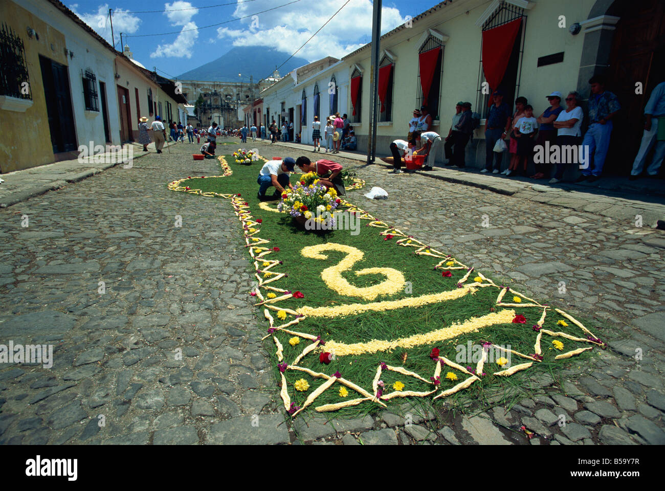 Tappeto di fiori e piante essendo prevista su una strada per una delle processioni di Pasqua, Antigua, Guatemala, America Centrale Foto Stock