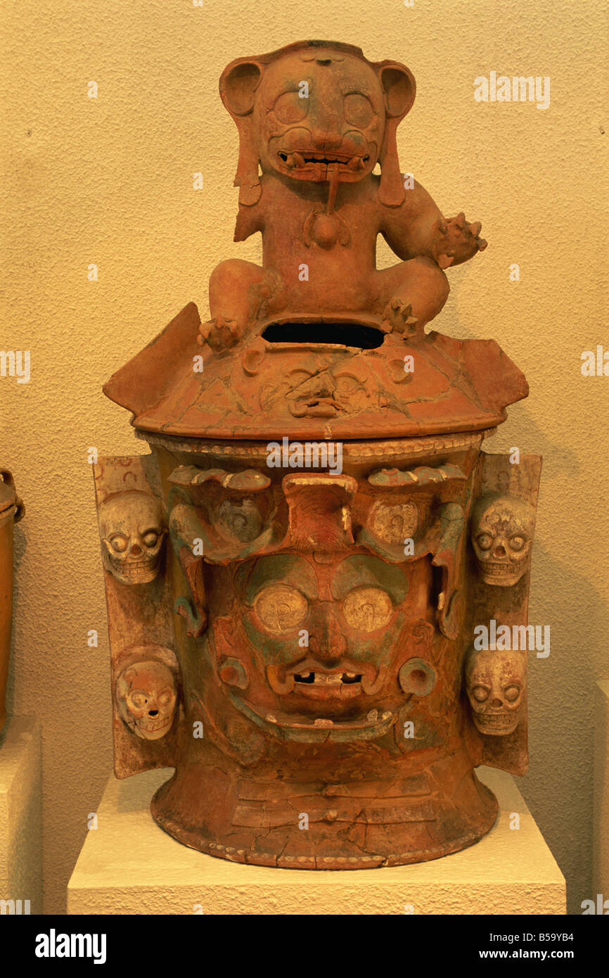 Close up di un Maya urna funeraria in Popol Vuh museo nella Città del Guatemala Guatemala America Centrale Upperhall Ltd Foto Stock