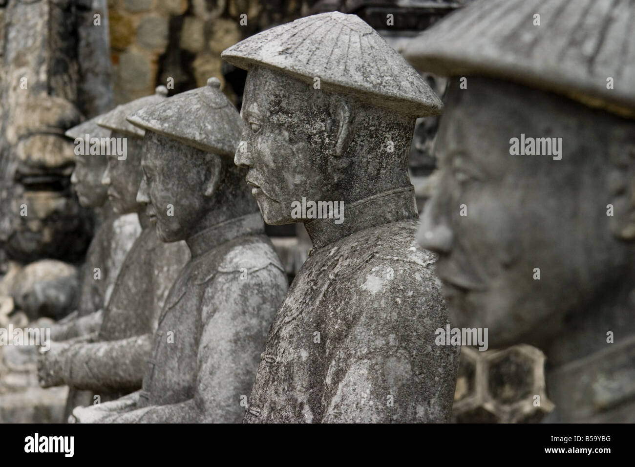 Figure in pietra alla tomba dell'Imperatore Khai Dinh vicino a Hue Vietnam Foto Stock