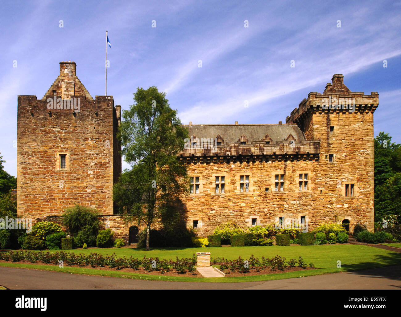 Dean Castle a Kilmarnock. Il castello originale risale al XIII secolo con aggiunte successivamente e il rinnovamento nel 20th. Foto Stock