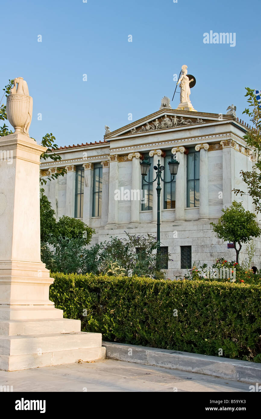 Una vista laterale del vecchio edificio dell'Accademia di Atene Grecia con la statua della dea Athina sul tetto Foto Stock