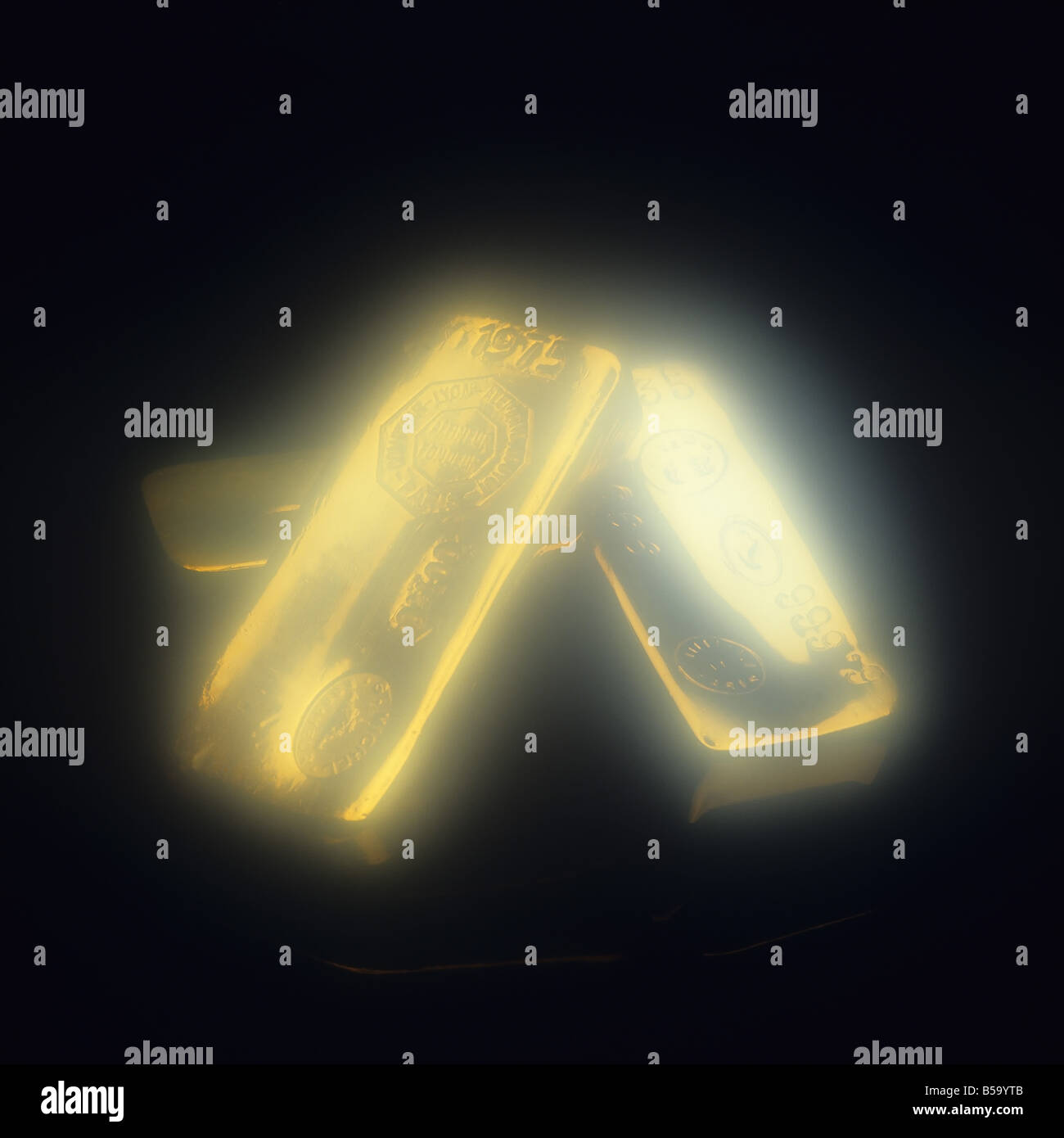 Tre barre di oro con fata illuminazione su sfondo nero Foto Stock