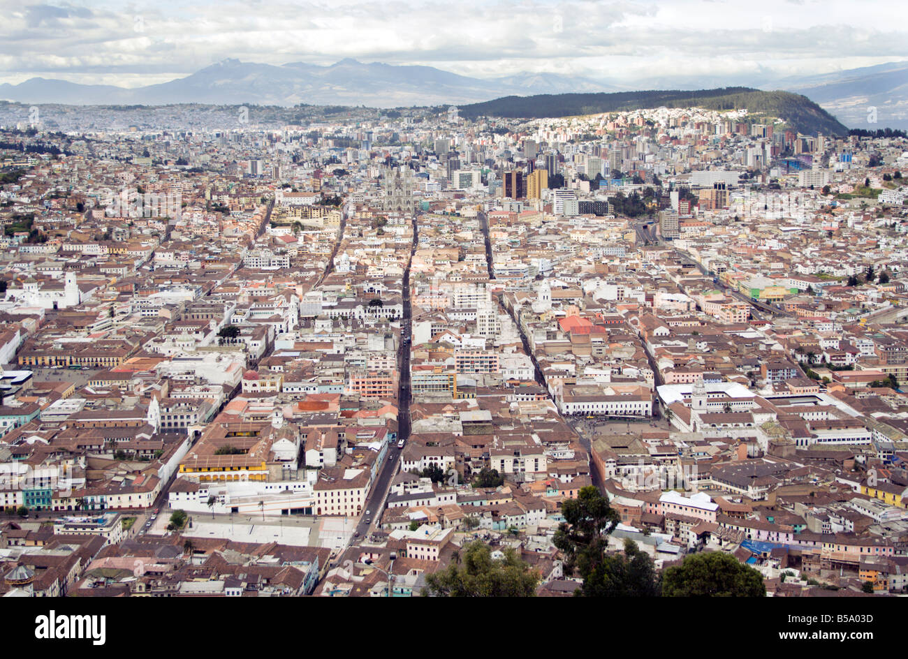 La vista di Quito da El Panecillo e Virgen de statua di Quito Ecuador America del Sud Foto Stock