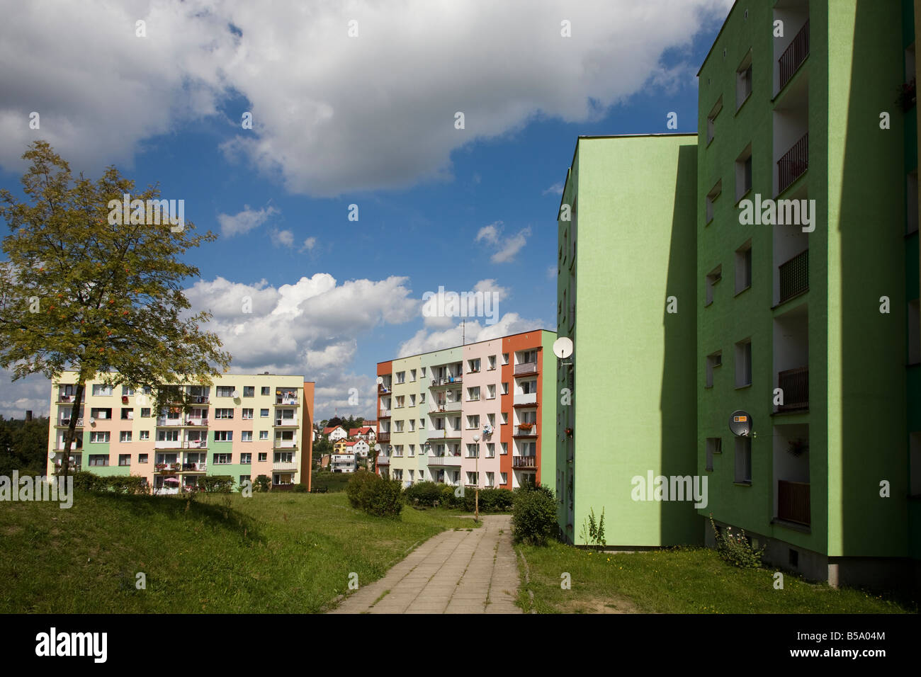 Dipinto luminosamente i blocchi di appartamenti sulla scatola station wagon Miastko Polonia Foto Stock