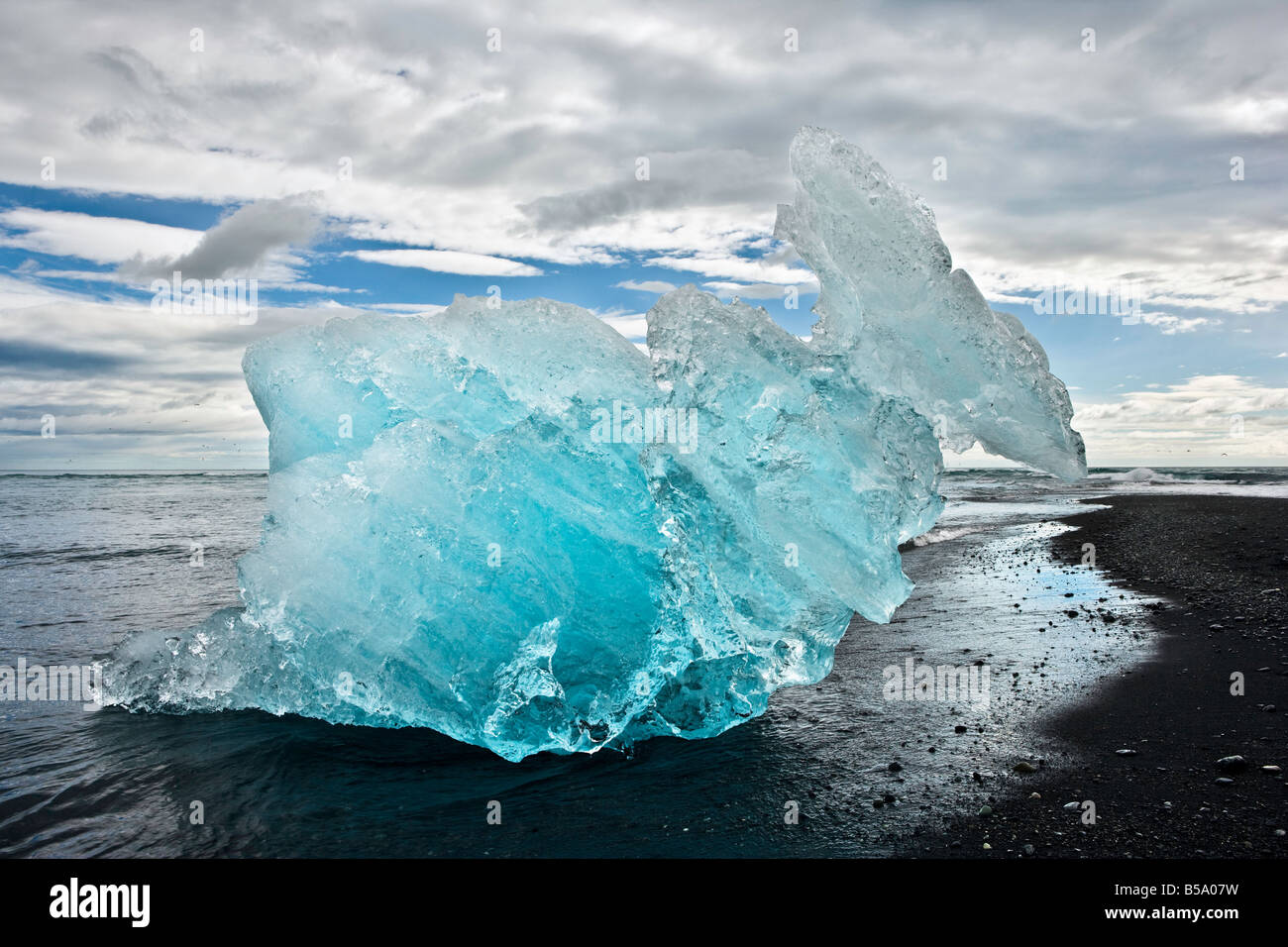 Il ghiaccio del ghiacciaio sulla spiaggia Jokulsarlon Islanda Foto Stock