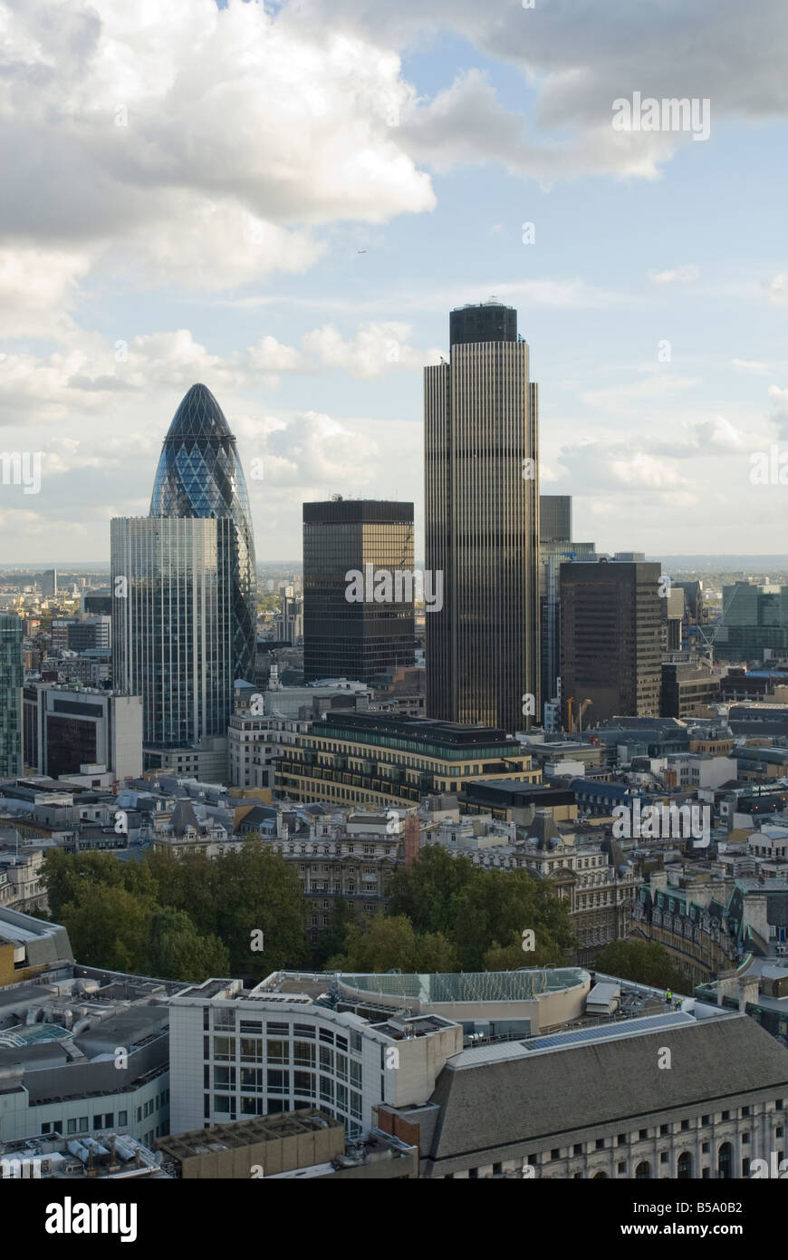 London city scape da Ropemaker street CE2, guardando verso est per il cetriolino e NatWest Tower Foto Stock