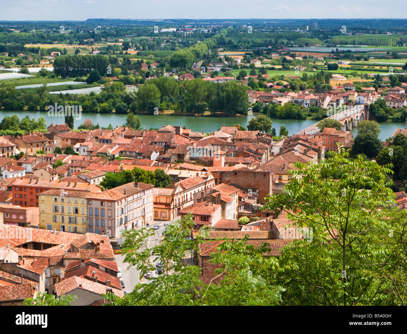 Città storica di Moissac e Pont Napoleone sul fiume Tarn, Tarn et Garonne, Francia, Europa Foto Stock