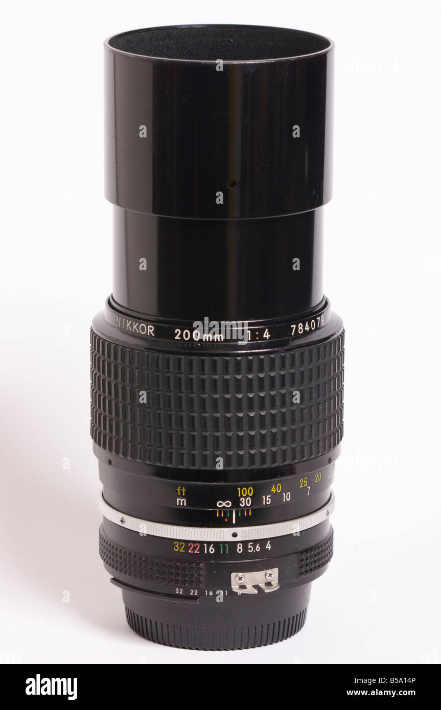 Un Nikon 200mm f4 ai teleobiettivo Nikkor obiettivo di messa a fuoco manuale con funzionalità integrate nel cofano per Nikon 35mm SLR fotocamere film Foto Stock