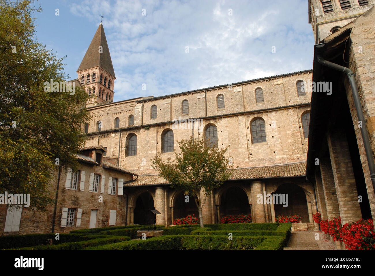 La vecchia chiesa abbaziale di St Philibert a Tournus in Borgogna Francia Foto Stock