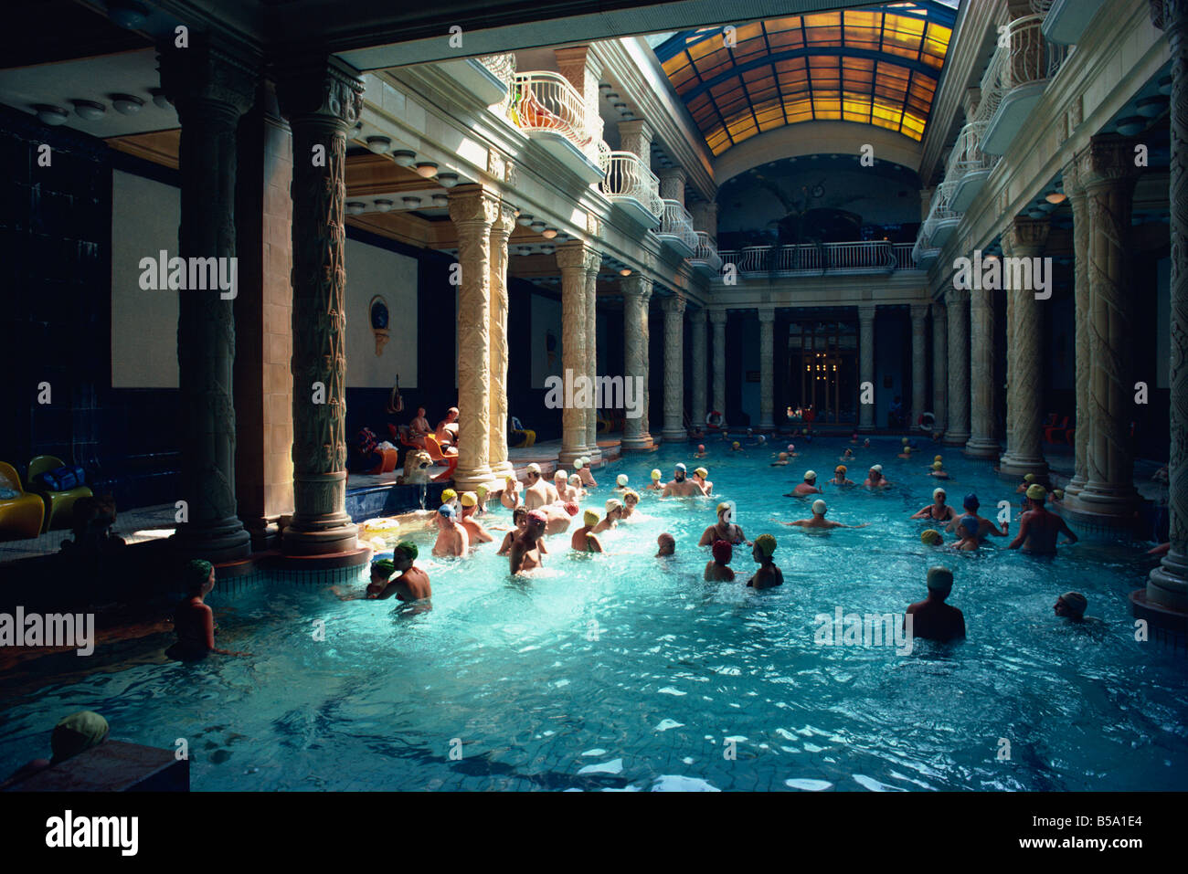 La gente la balneazione in Hotel bagni Gellert, Budapest, Ungheria, Europa Foto Stock