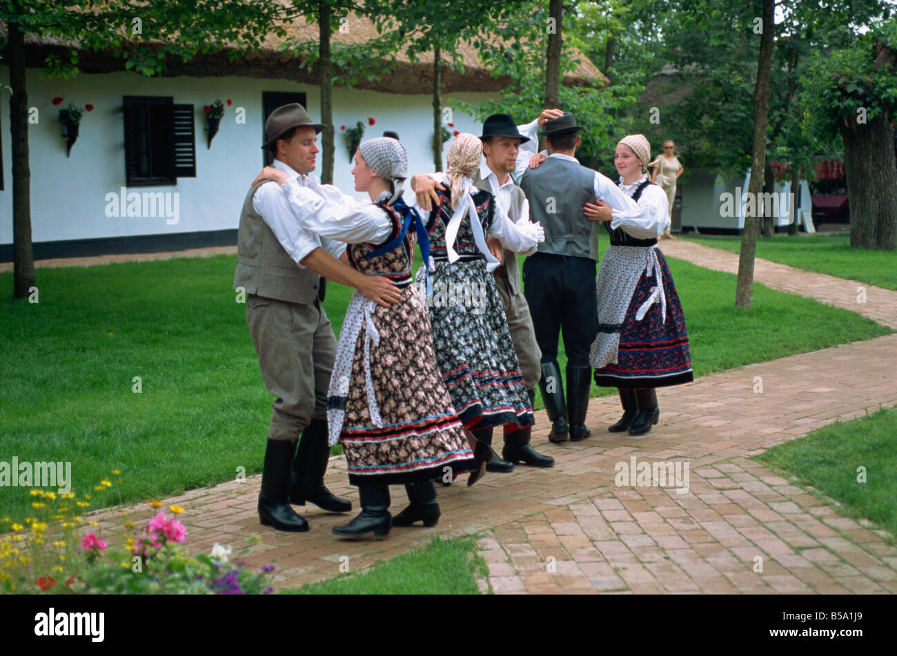 Danze popolari sul cavallo fattoria nella puszta, 70 miglia a sud di Budapest, Ungheria, Europa Foto Stock