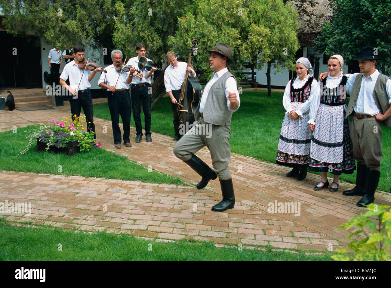 Danze popolari sul cavallo fattoria nella puszta, Ungheria, Europa Foto Stock