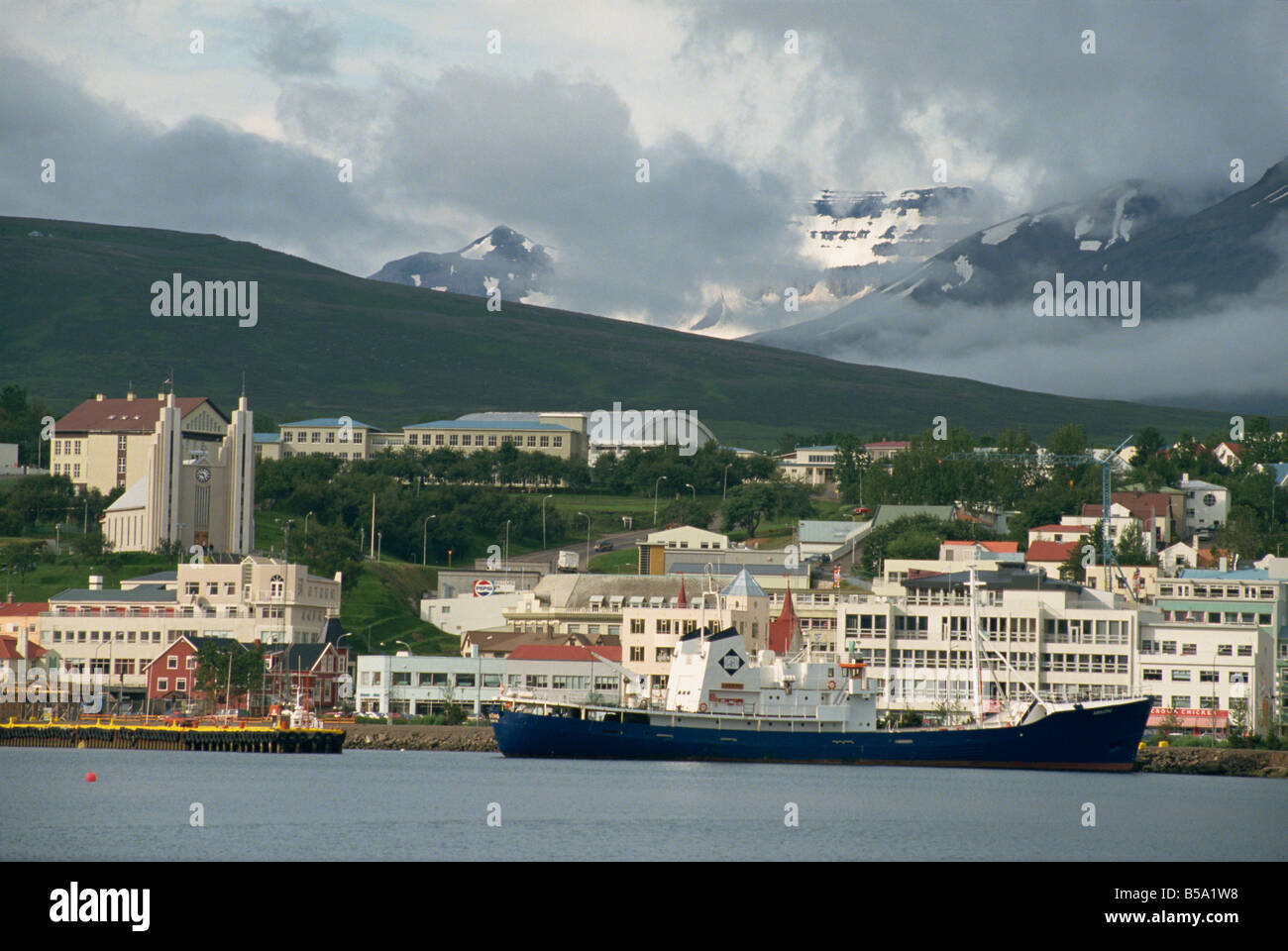Nave in porto e waterfront edifici e Cattedrale di Islanda s seconda città Akureyri Islanda Regioni polari Foto Stock