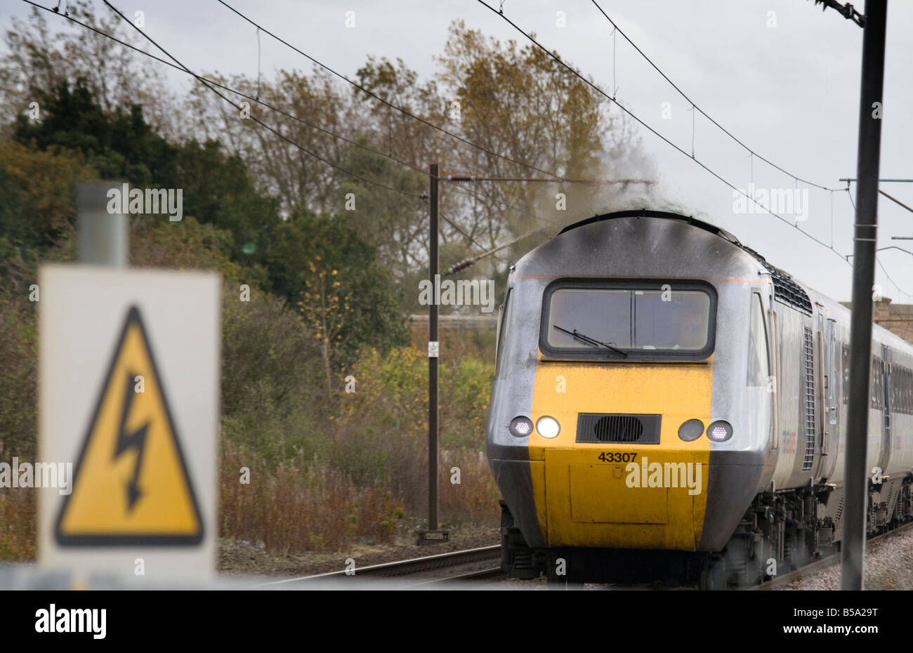 Treno ad alta velocità in direzione sud sulla linea principale della costa orientale. Foto Stock