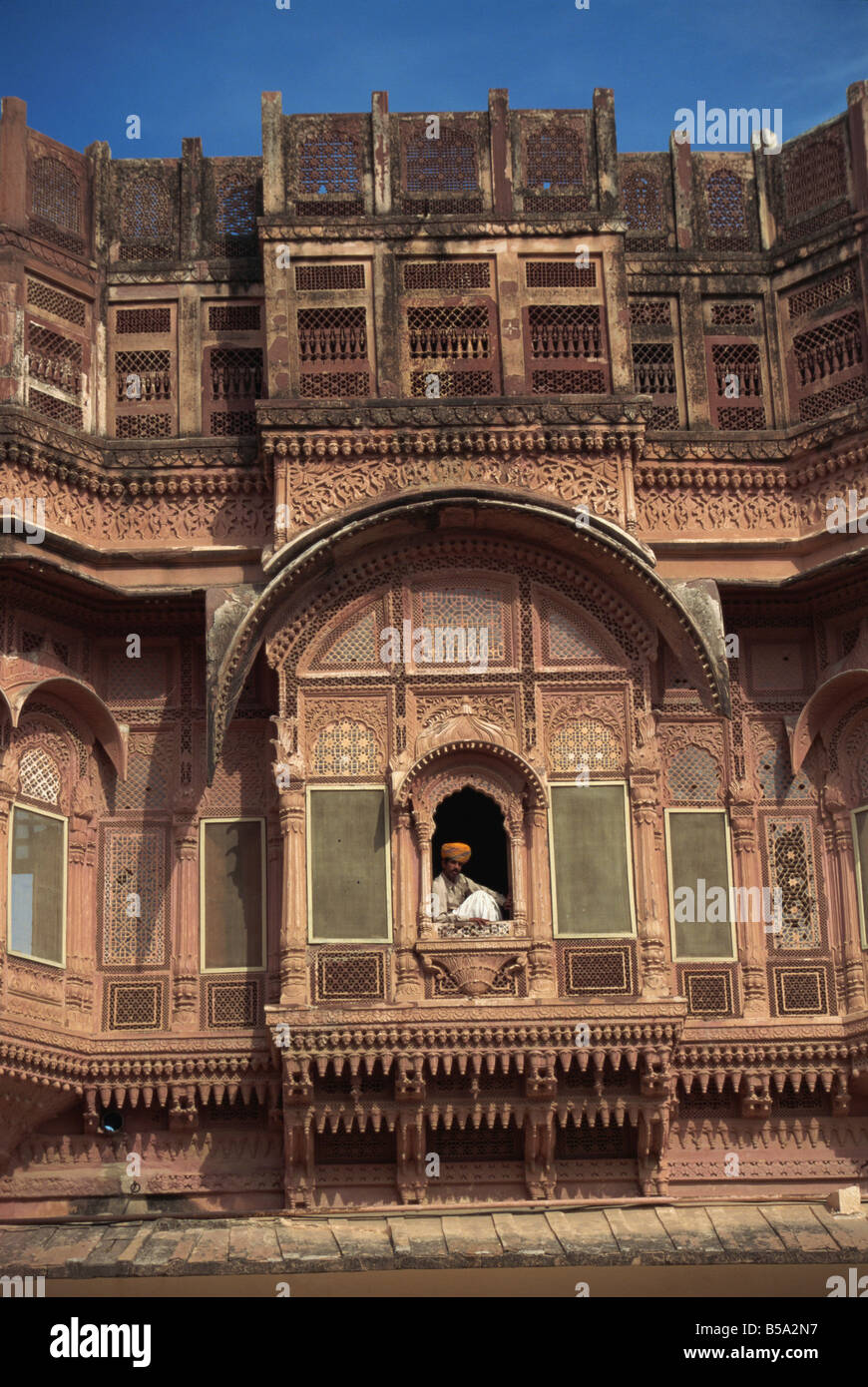 Seduta di guardia dalla finestra City Palace Udaipur Rajasthan India Asia Foto Stock