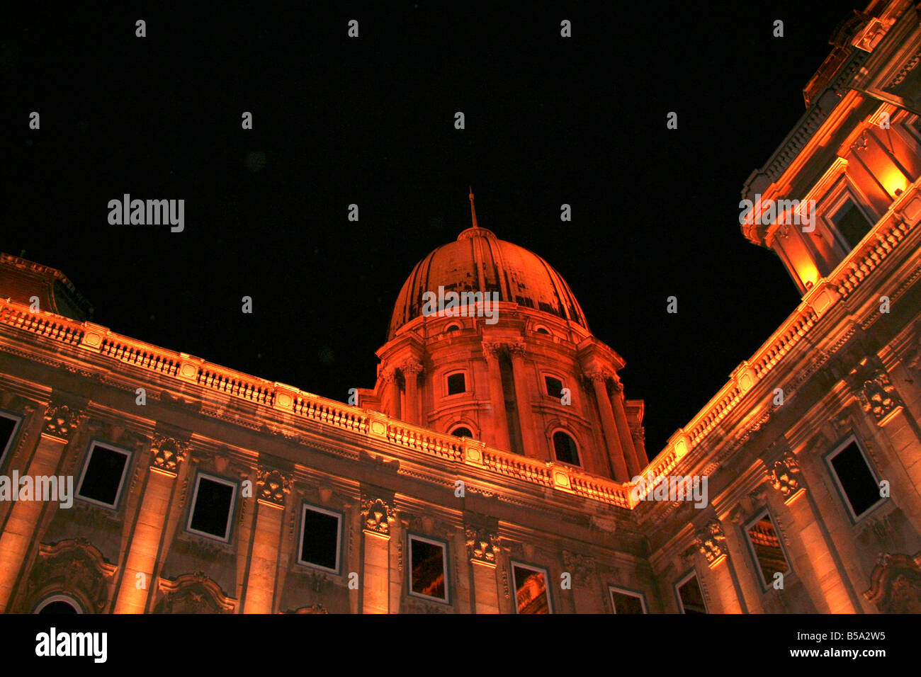 Royal Palace illuminata di notte, Budapest, Ungheria Foto Stock