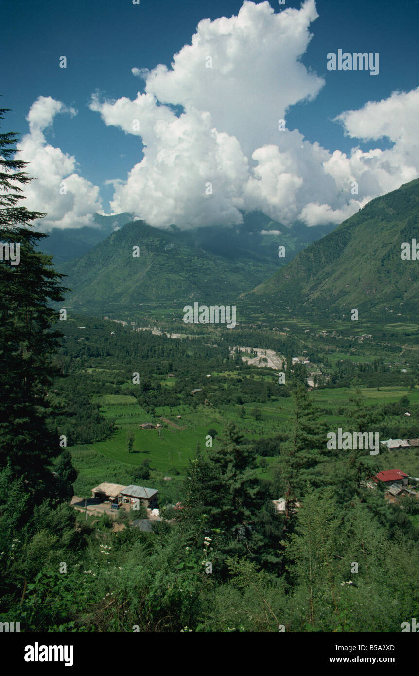 Naggar Village e il Kulu Valley dal castello di Naggar, Himachal Pradesh, India Foto Stock