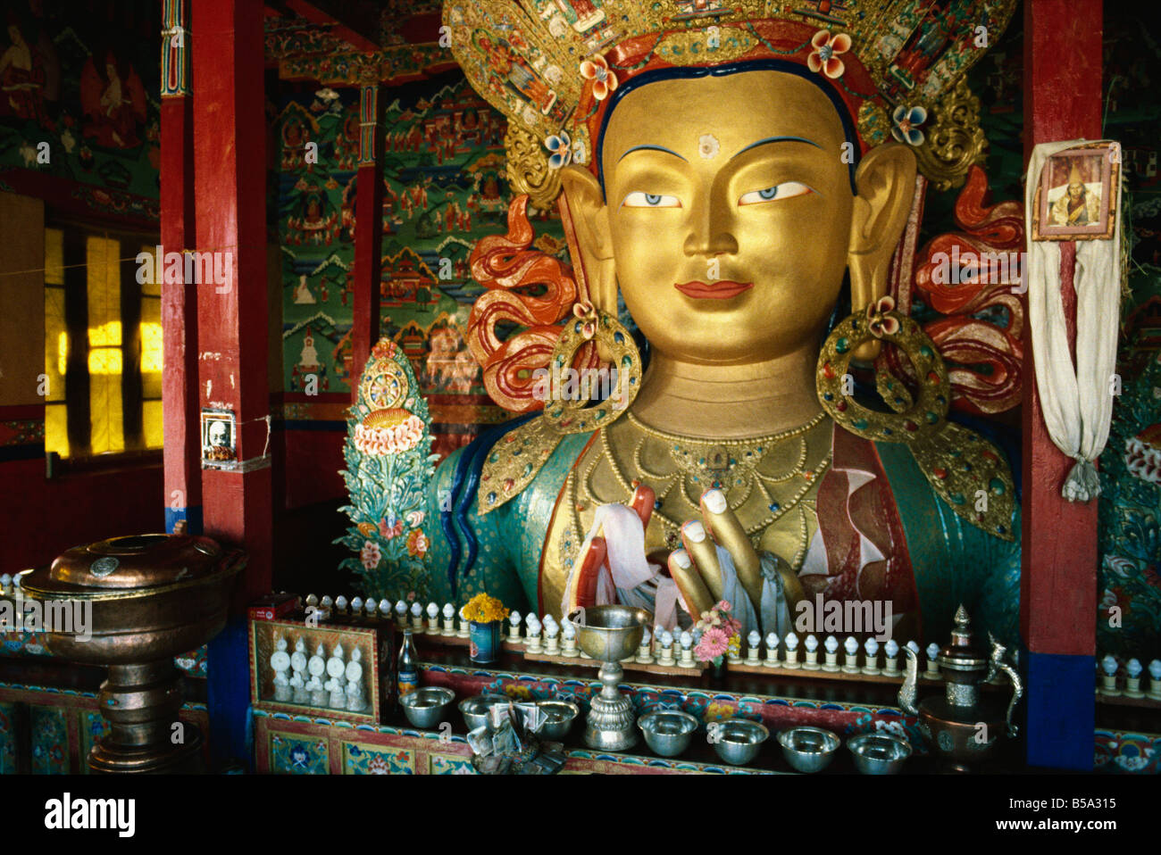 Maitreya, il futuro Buddha statua, 15m di altezza, Tikse Gompa, Ladakh, India Foto Stock