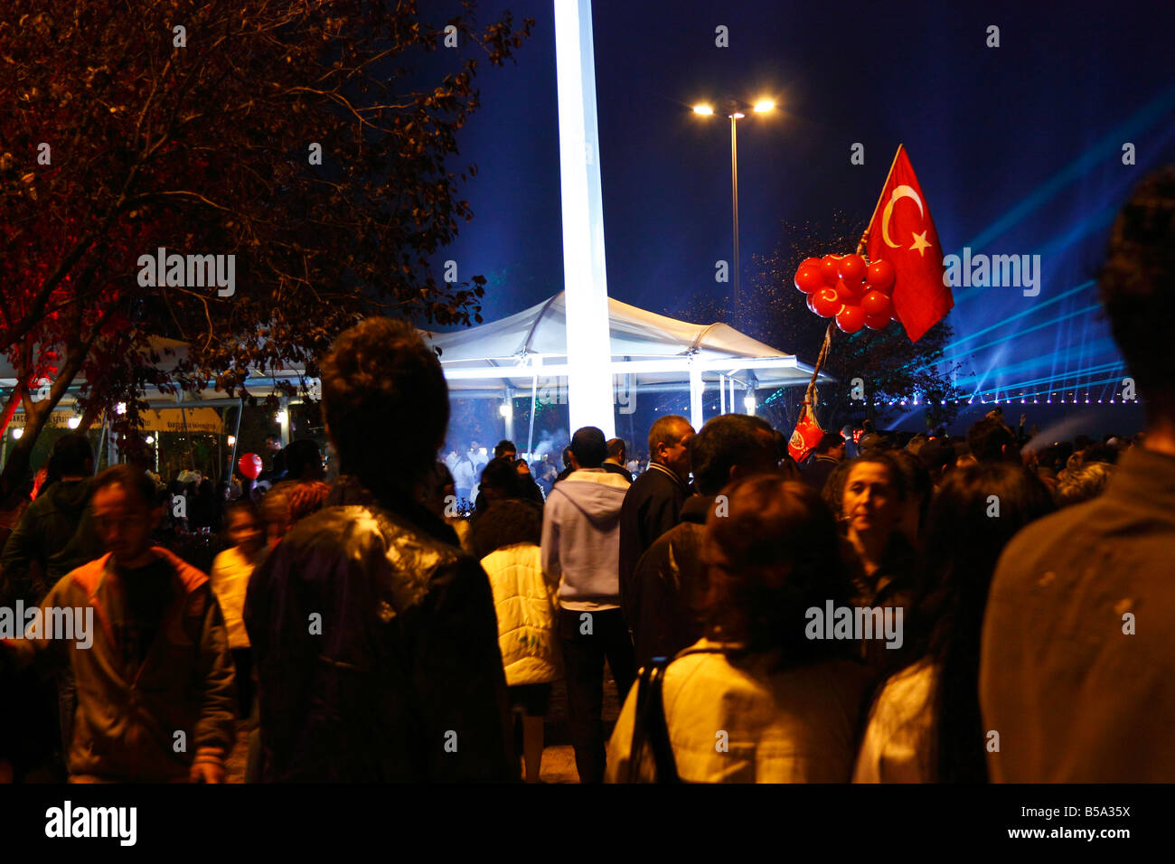 Celebrazione del giorno della Repubblica di Turchia. Spettacolo di laser e luci display. La gente celebra la notte. Istanbul, Turchia 29 Ottobre 2008 Foto Stock