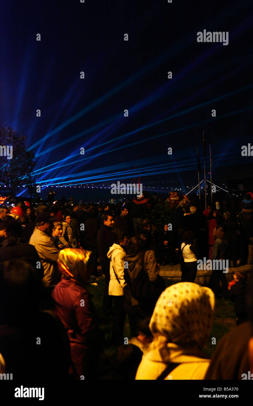 Celebrazione del giorno della Repubblica di Turchia. Spettacolo di laser e luci display. La gente celebra la notte. Istanbul, Turchia 29 Ottobre 2008 Foto Stock
