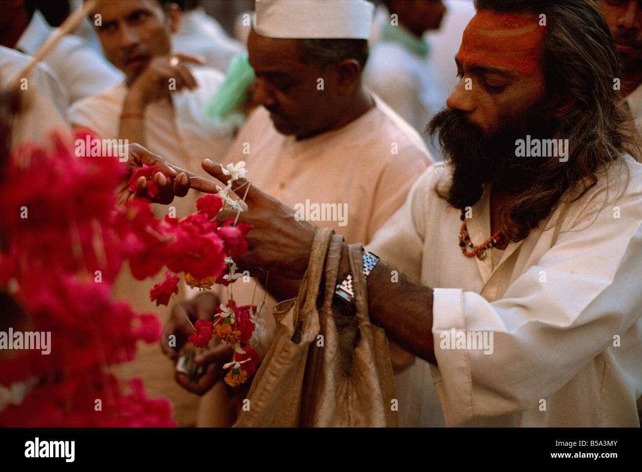 Gli uomini nel mercato dei fiori India del nord India Asia Foto Stock