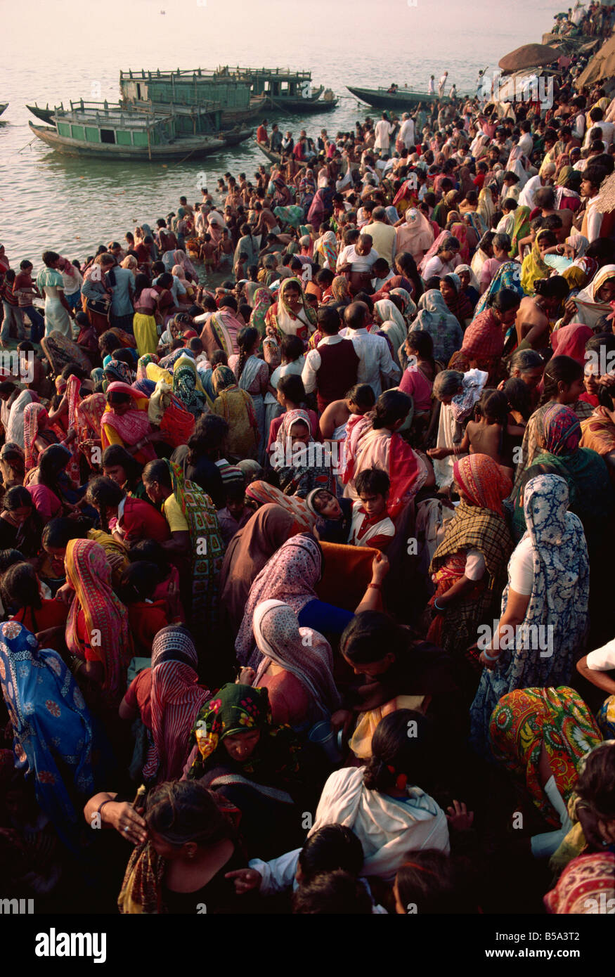Messa la balneazione nel fiume santo Ganga per celebrare il Kartik Poonima festival Varanasi nello stato di Uttar Pradesh India Asia Foto Stock
