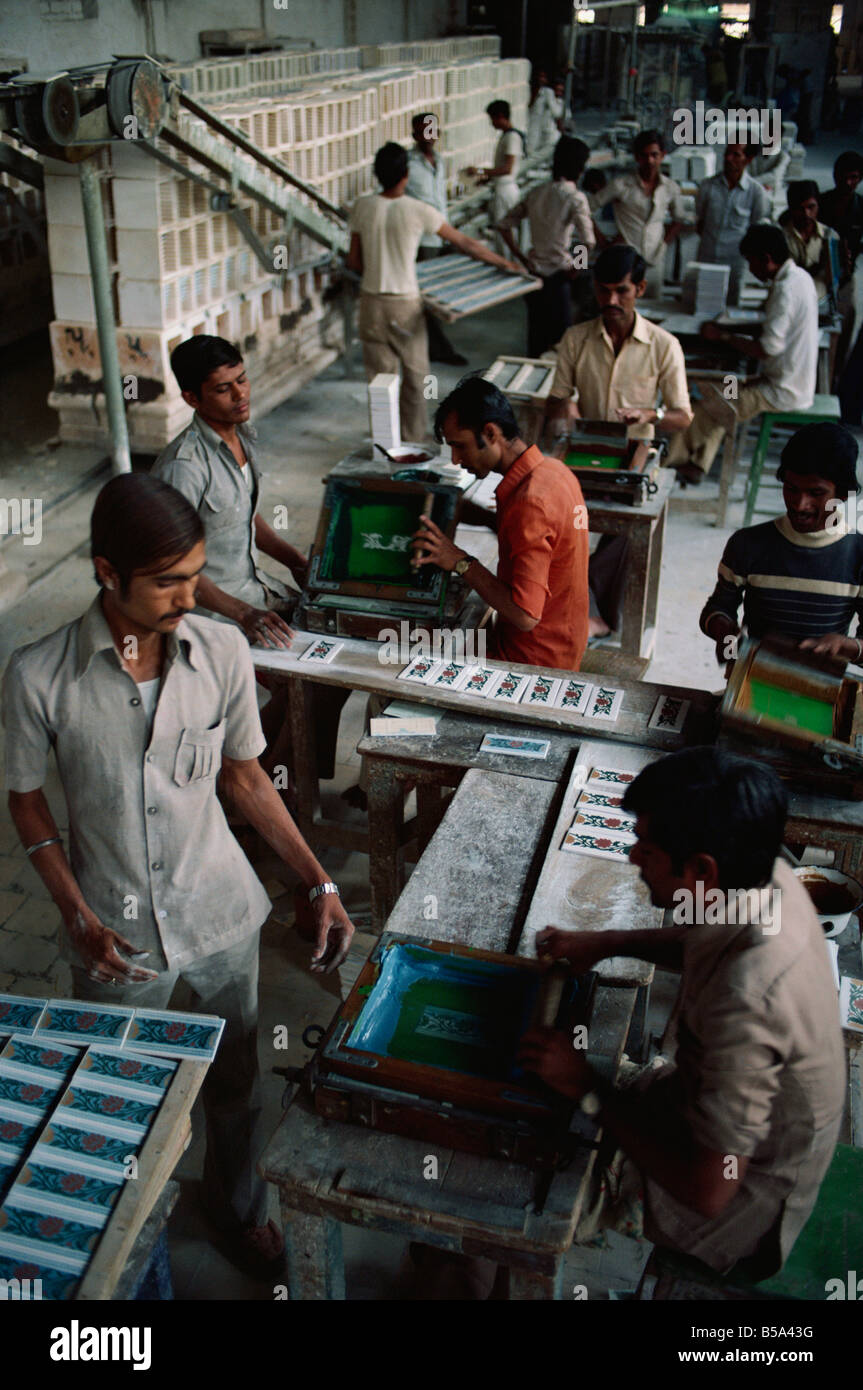 Interno di stabilimento per la fabbricazione di piastrelle in ceramica e ceramica nello Stato di Gujarat India Asia Foto Stock