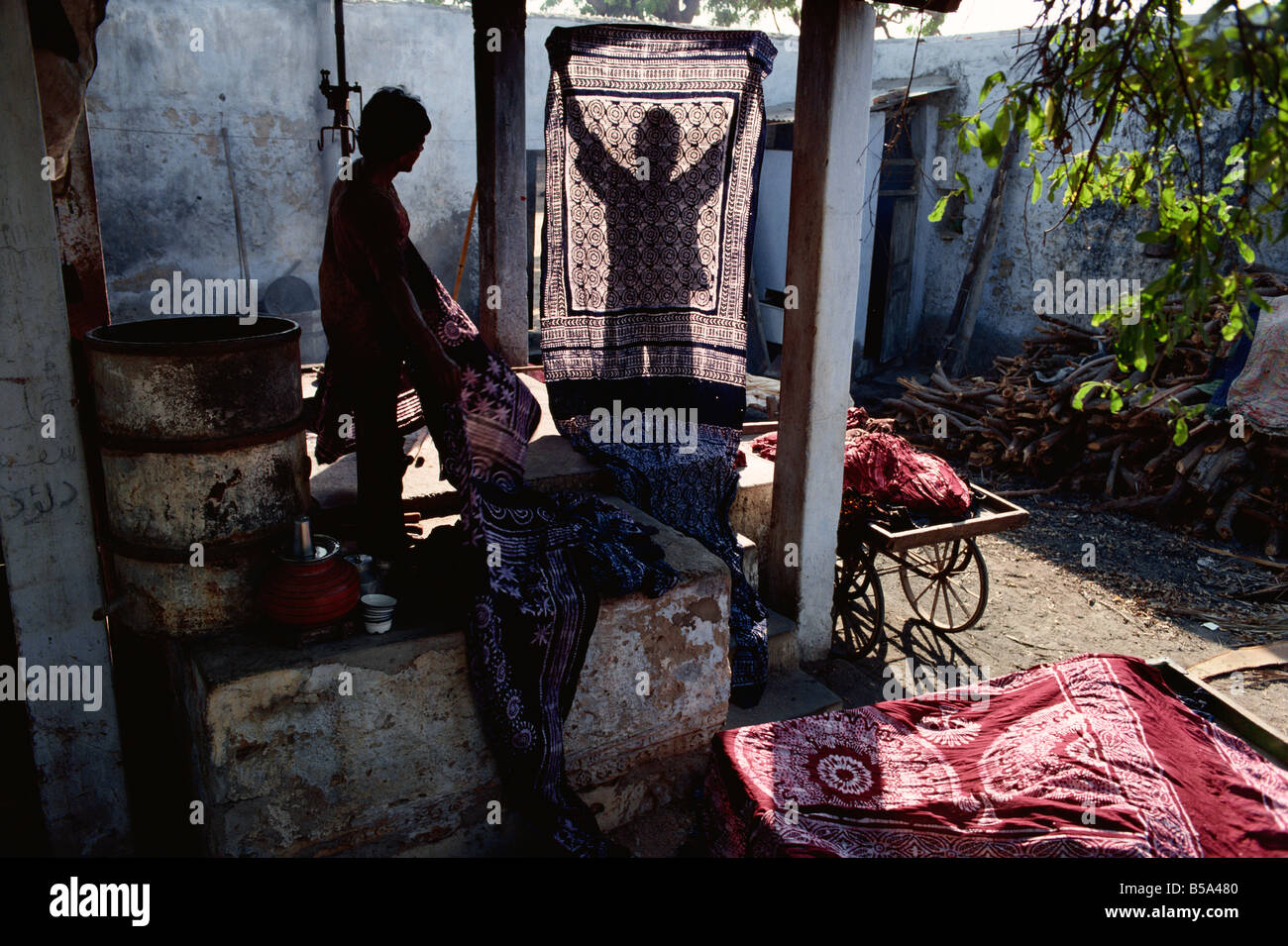 Tintura Batik Mandui distretto di Kutch nello Stato di Gujarat India Asia Foto Stock