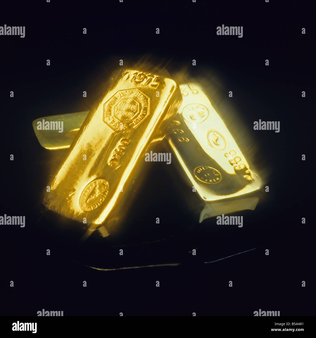 Tre scintillante barre di oro su sfondo nero Foto Stock