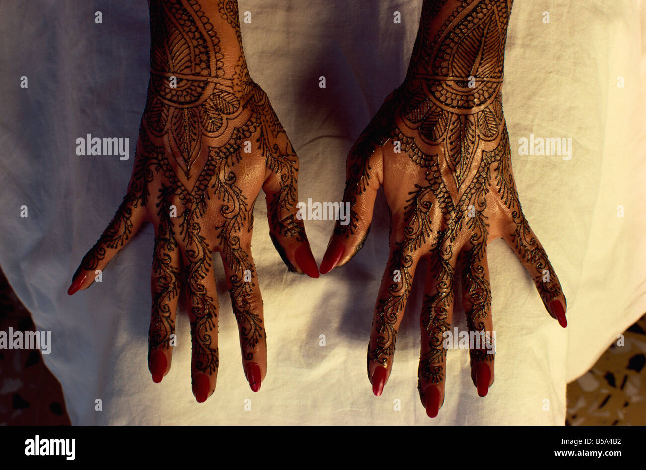 La decorazione di mani con henna colorante per una sposa processo Mehendi India del nord India Asia Foto Stock