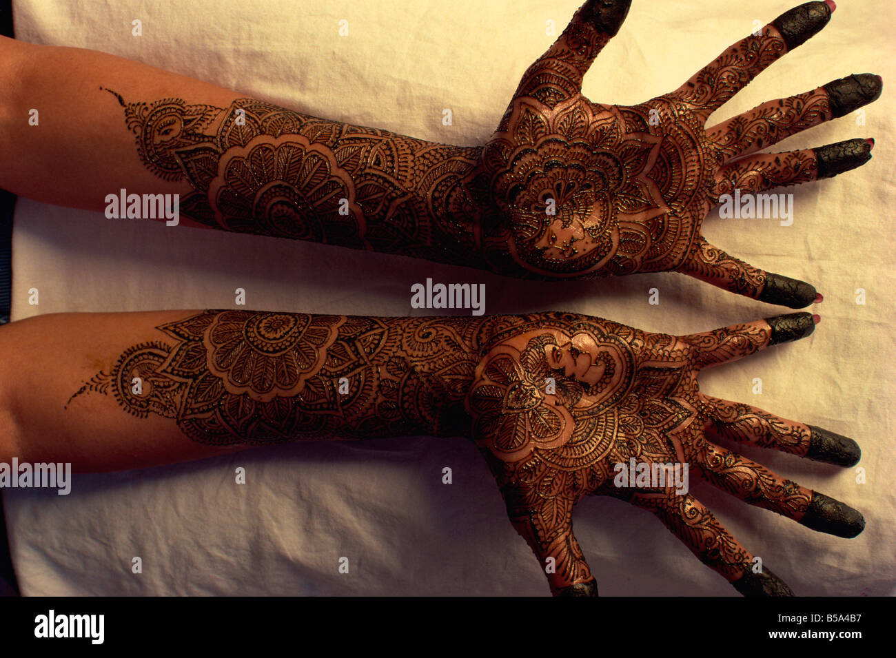 La decorazione di mani con henna colorante per una sposa processo Mehendi India del nord India Asia Foto Stock