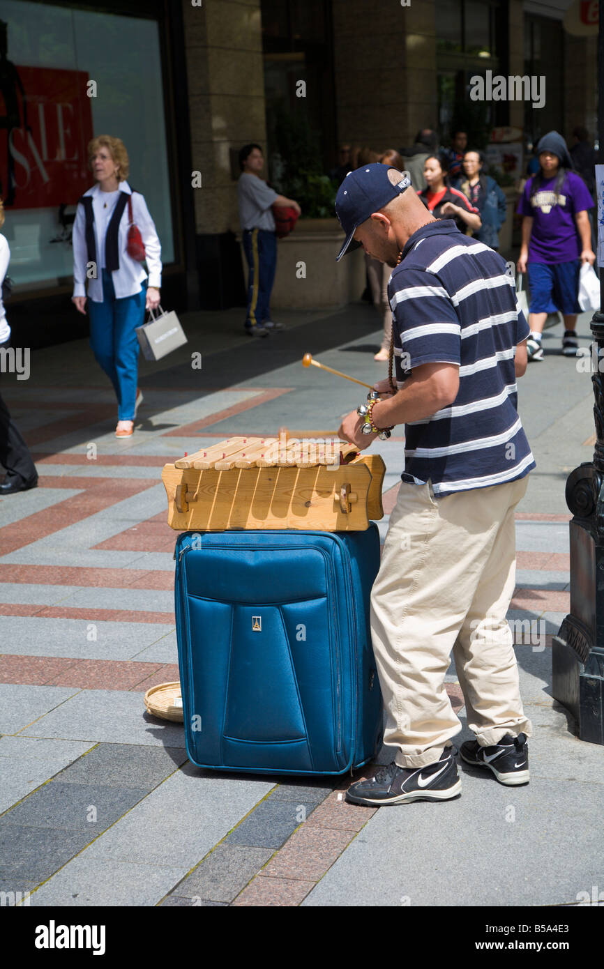 Il percussionista street performer lavorando le strade nel centro cittadino di Seattle, Washington, Stati Uniti d'America Foto Stock