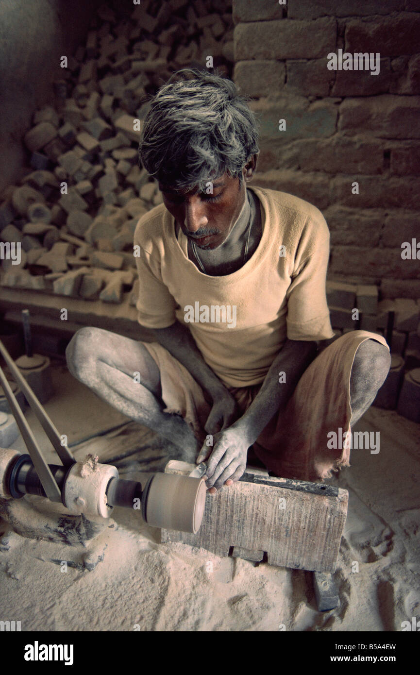 Sapone scalpellino lavorando sul tornio Varanasi nello stato di Uttar Pradesh India Asia Foto Stock