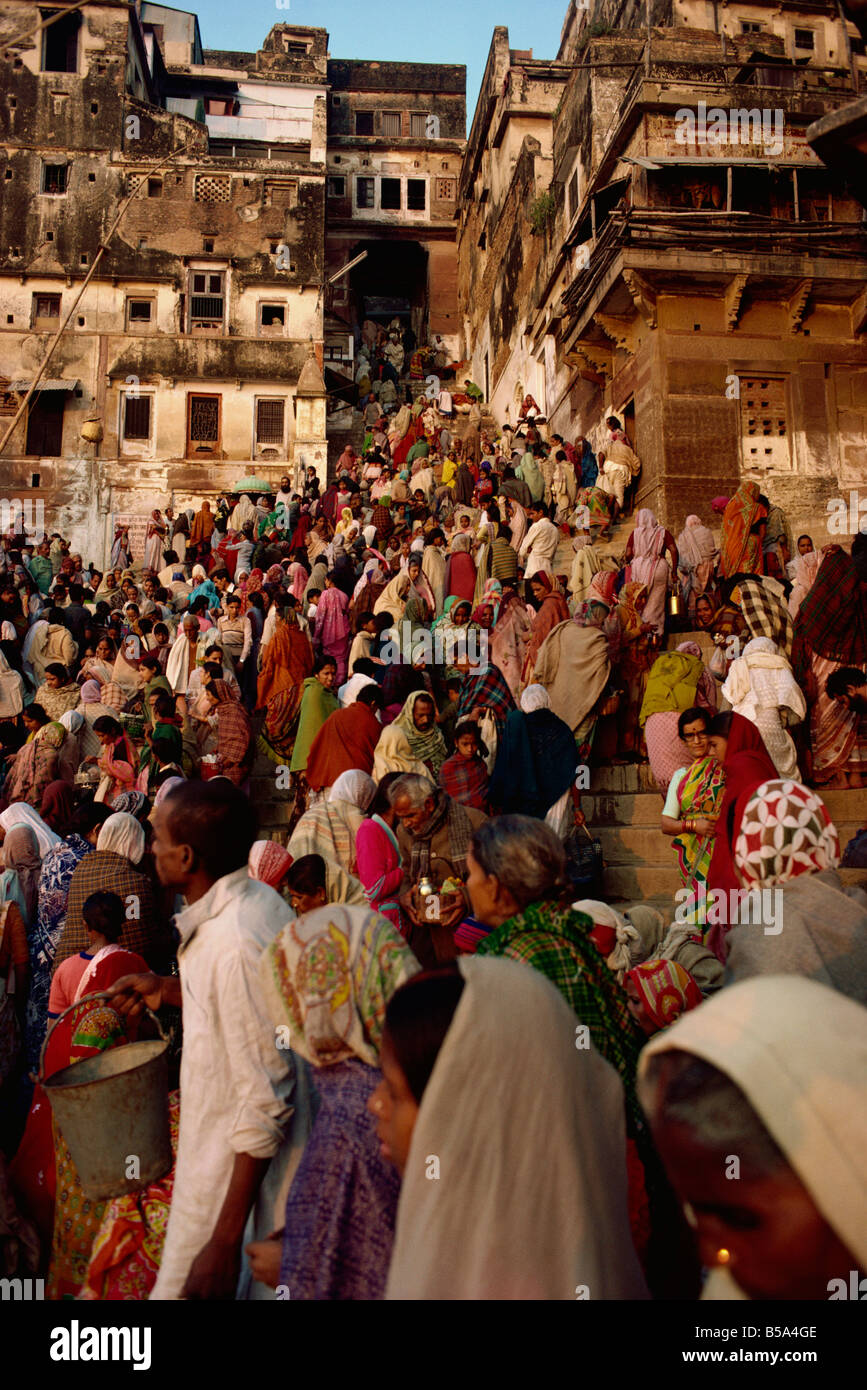 La folla sui ghat Panchaganga durante Kartik Poonima festival Varanasi nello stato di Uttar Pradesh India Asia Foto Stock