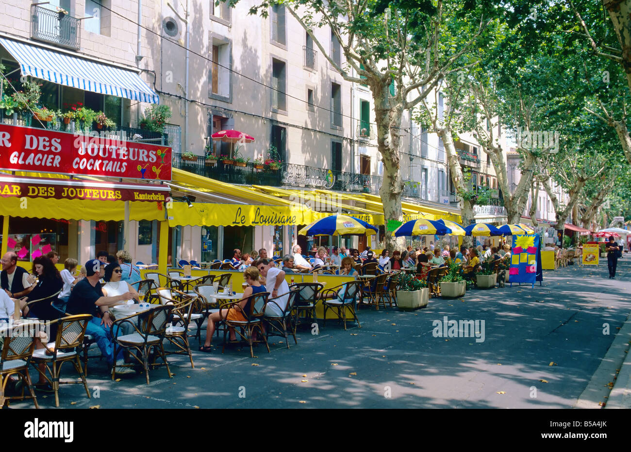 Ombreggiati terrazzi di caffè e di persone "AGDE' LANGUEDOC FRANCIA Foto Stock