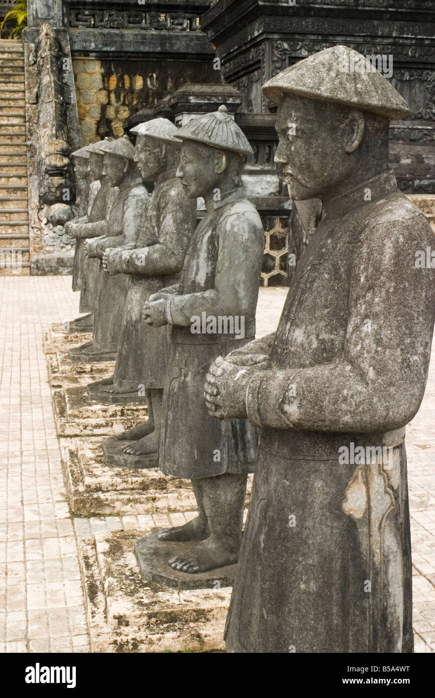 Figure in pietra alla tomba dell'Imperatore Khai Dinh vicino a Hue Vietnam Foto Stock