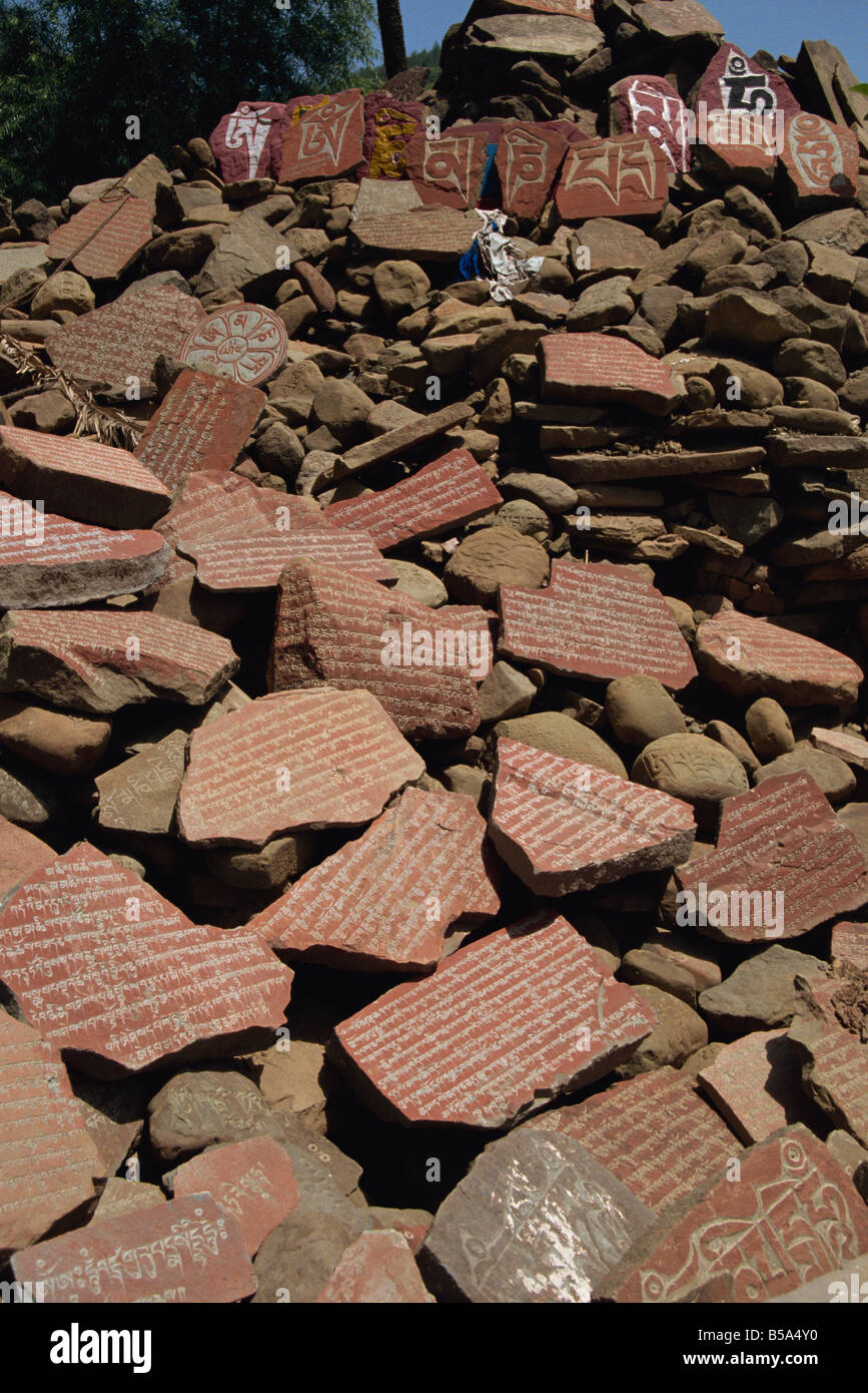 Mani pietre Rewalsar lago vicino Mandi Himachal Pradesh India Asia Foto Stock