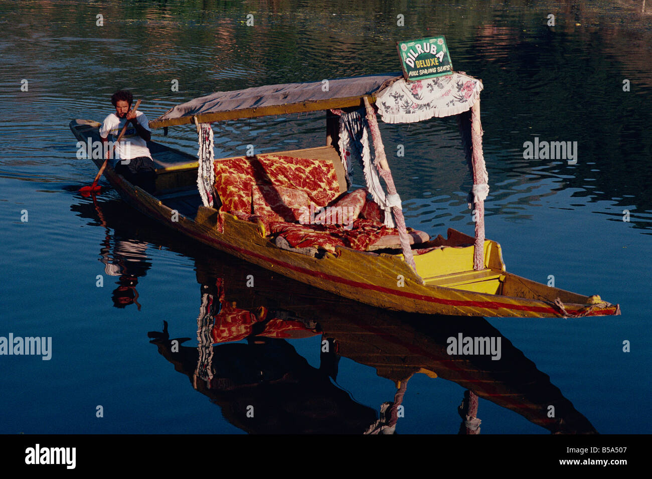 Shikara Deluxe Dal lago Kashmir India Asia Foto Stock