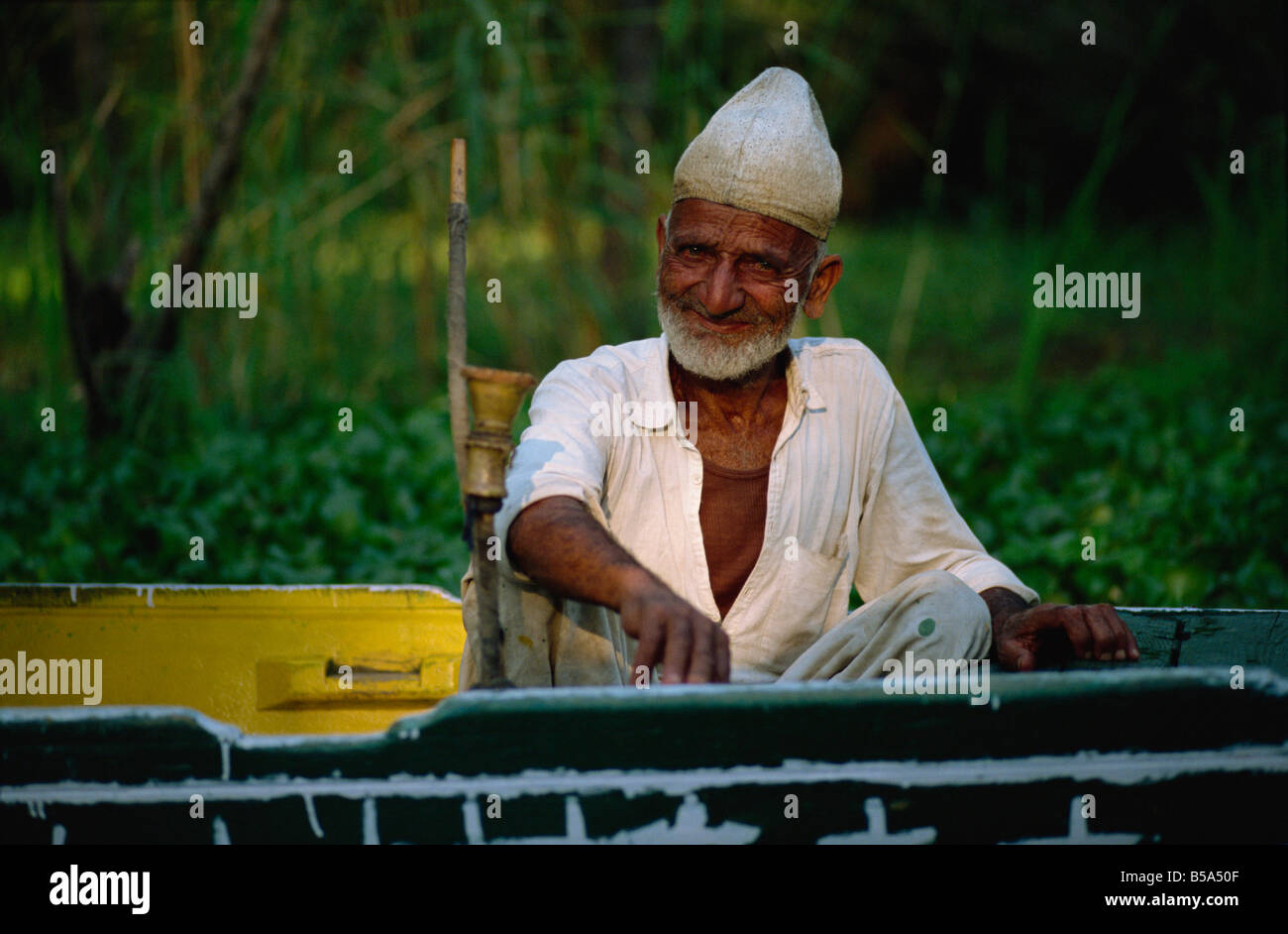 Uomo seduto in shikara Dal lago Kashmir India Asia Foto Stock