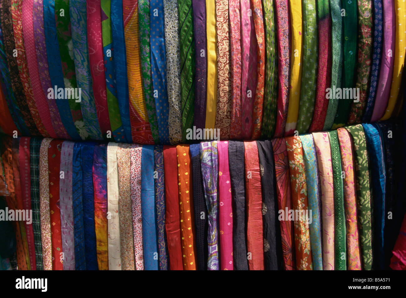 I prodotti tessili sulla bancarella di strada di Pune, nello stato del Maharashtra, India Foto Stock