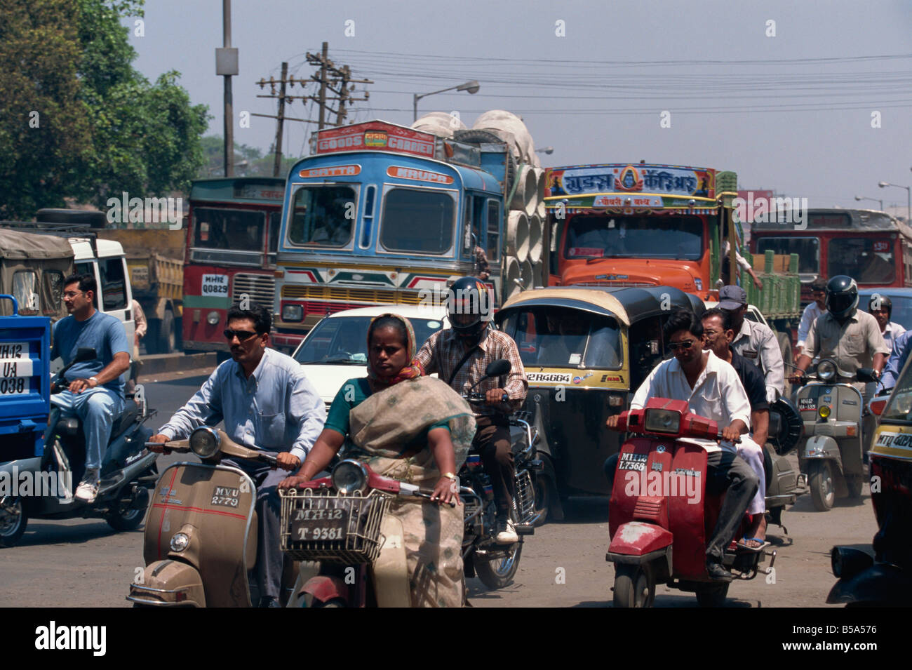 Il traffico su strada Koregaon di PUNE, nello stato del Maharashtra, India Foto Stock