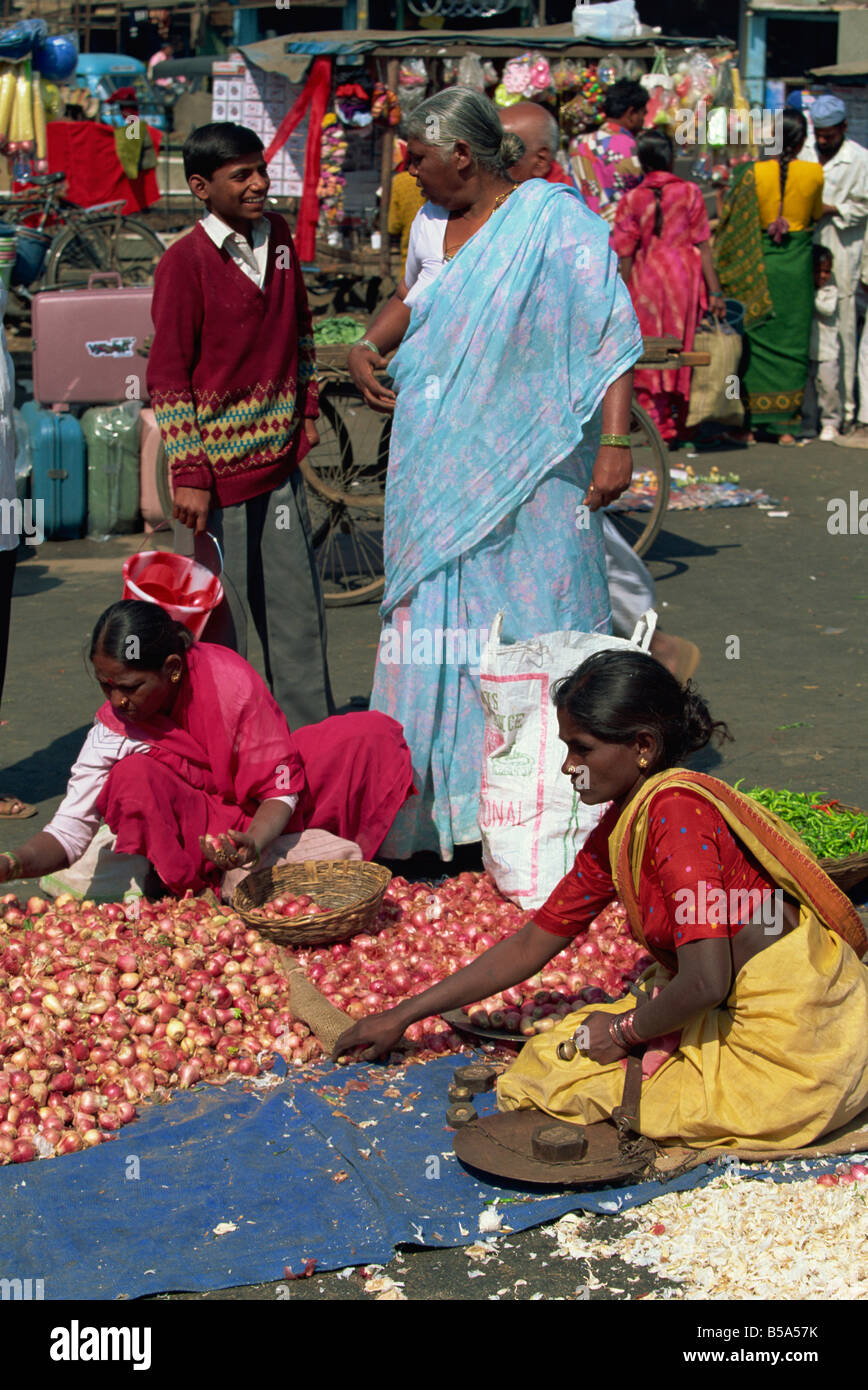 Cipolle per la vendita nel mercato di Pune, nello stato del Maharashtra, India Foto Stock