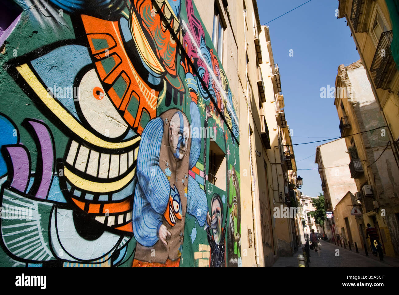 Coloratissimo graffito nello storico quartiere gotico di El Carmen nella zona centrale di Valencia Spagna Foto Stock