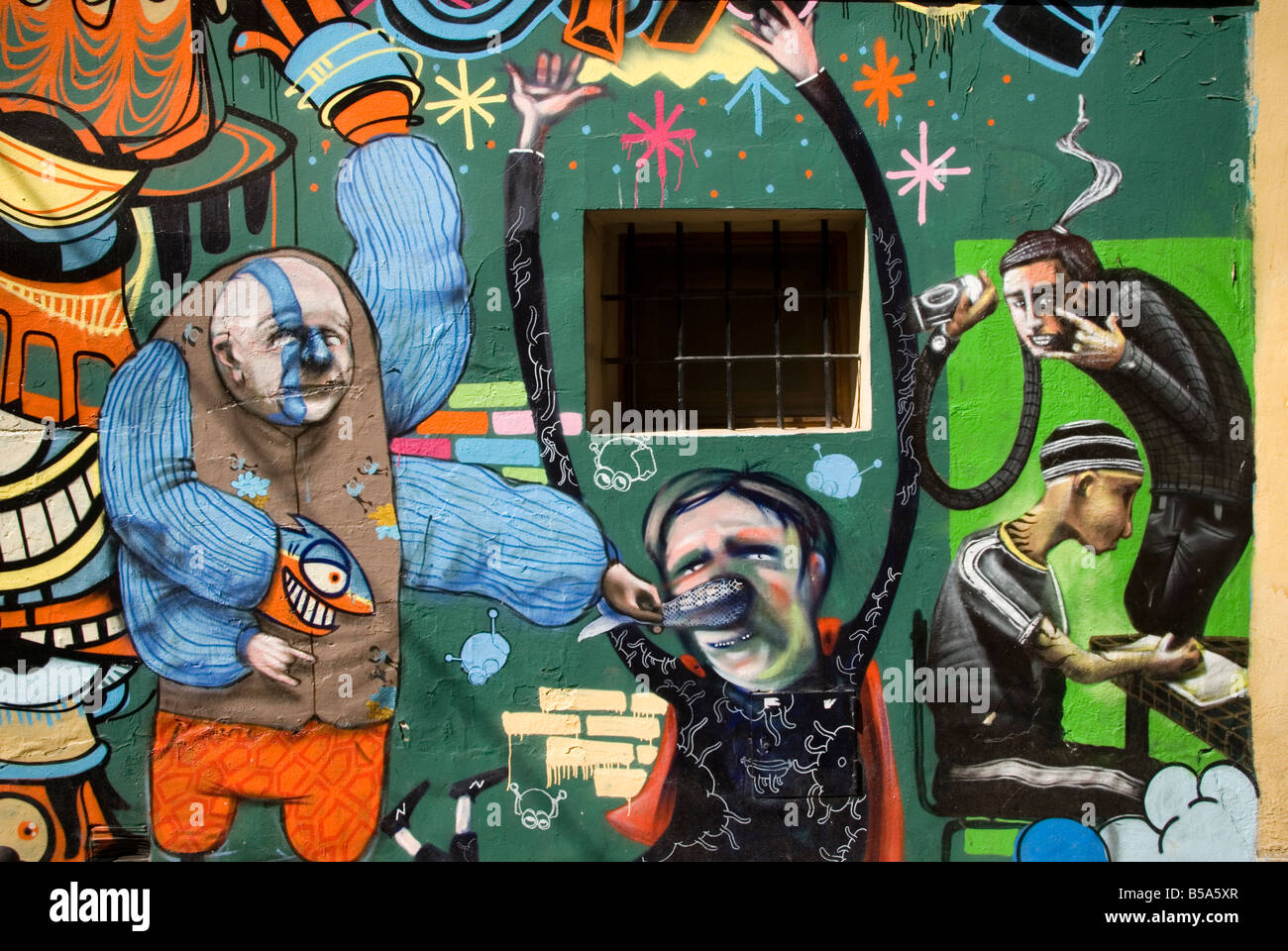 Coloratissimo graffito nello storico quartiere gotico di El Carmen nella zona centrale di Valencia Spagna Foto Stock