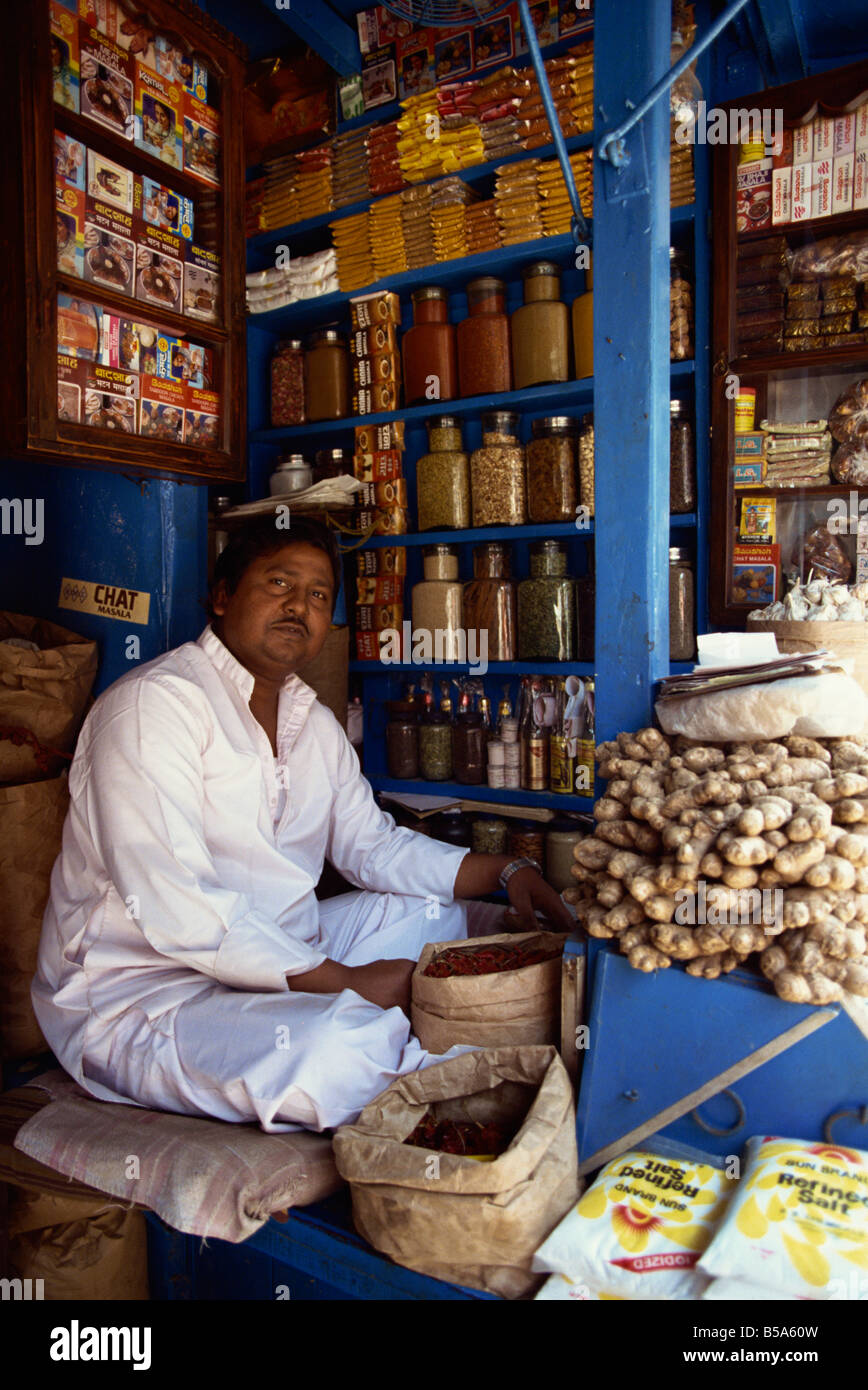Ritratto di un bottegaio a Calcutta India L TAYLOR Foto Stock