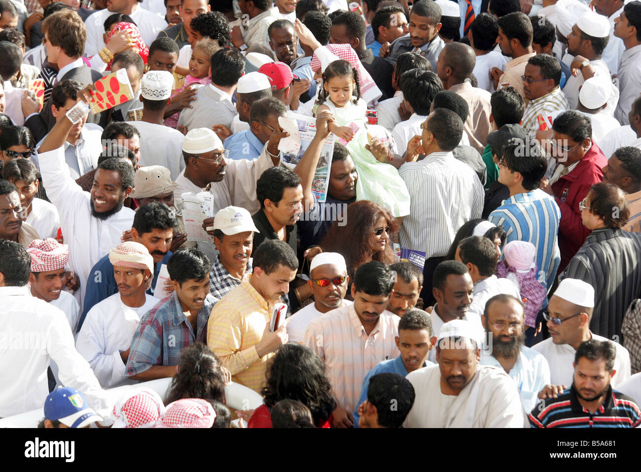 La folla in Dubai Emirati Arabi Uniti Foto Stock