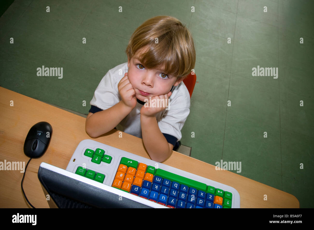 Infant boy in asilo nido cerca dal suo computer gli studi della tastiera Foto Stock