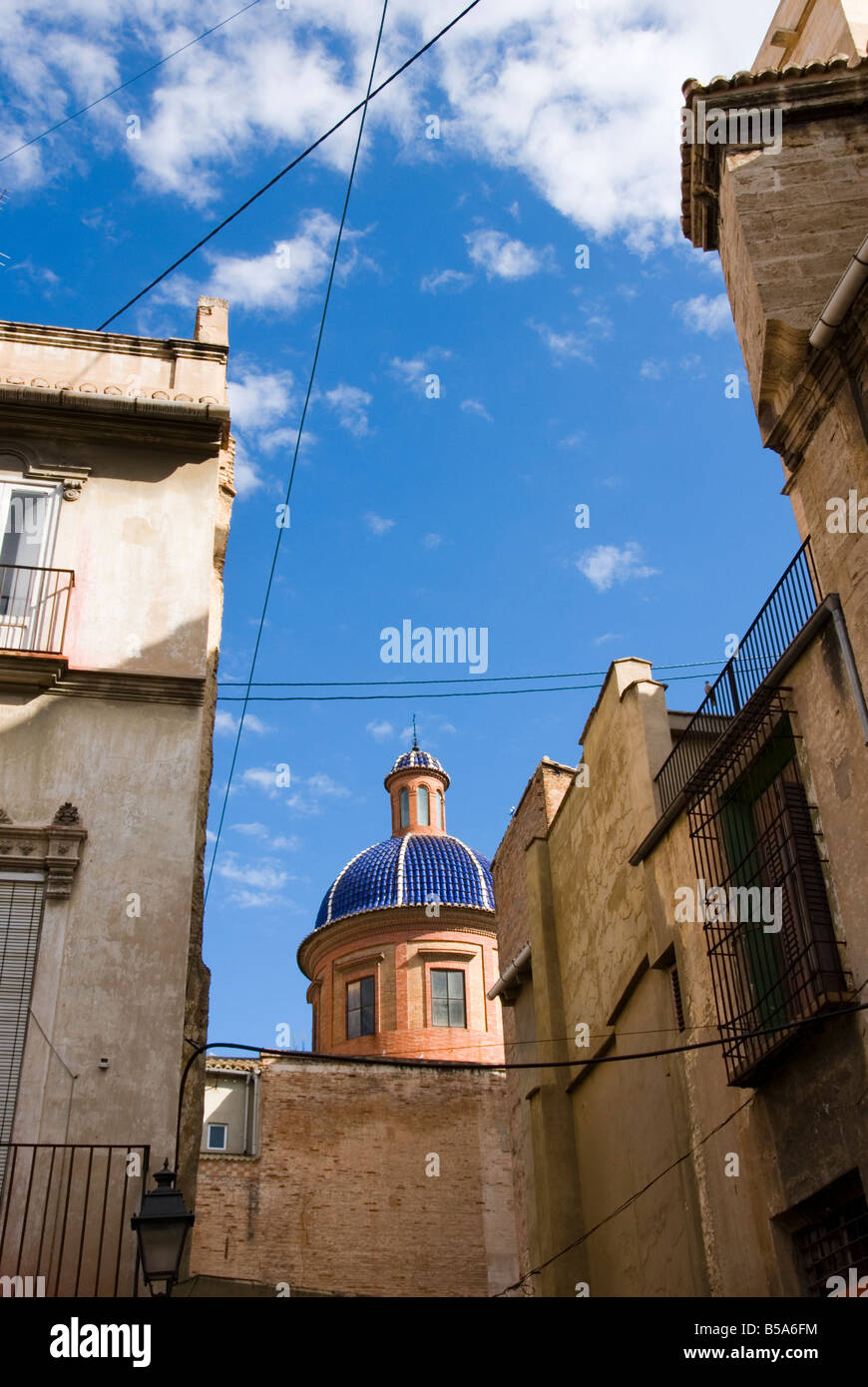 Blu con piastrelle di ceramica in chiesa duomo che affaccia sui tetti nel vecchio centro storico di El Carmen a Valencia Spagna Foto Stock