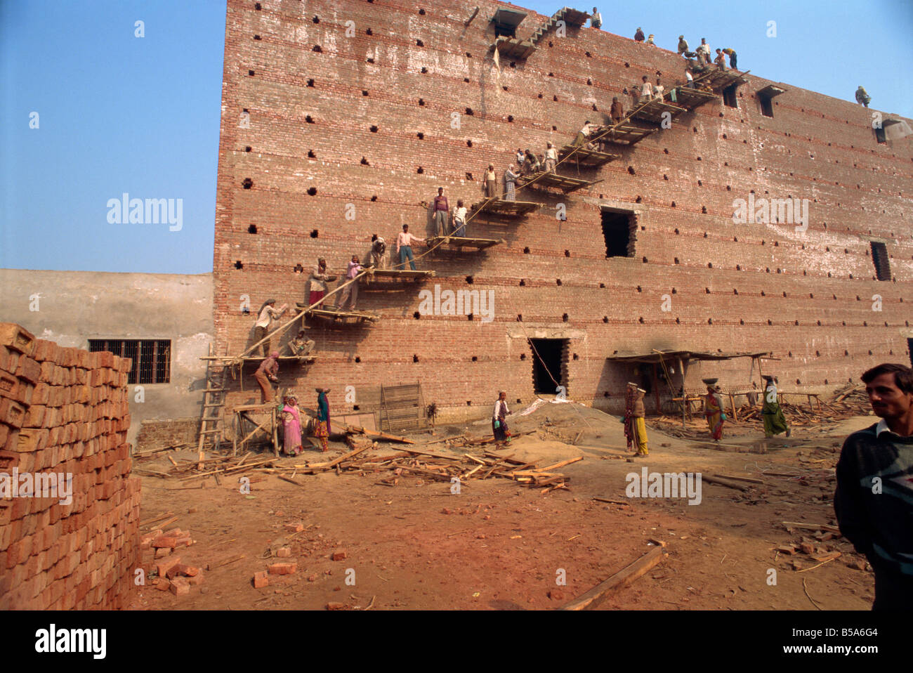 Catena primitiva pista e impalcatura vicino a Bharatpur Rajasthan India Asia Foto Stock