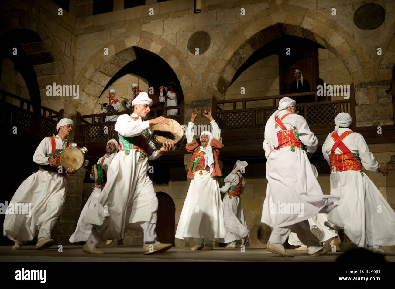 I Dervish o prestazioni Darvish di al tannoura patrimonio egiziano dance troupe al Wekalet el Ghouri Arts Center nel vecchio Cairo Egitto Foto Stock